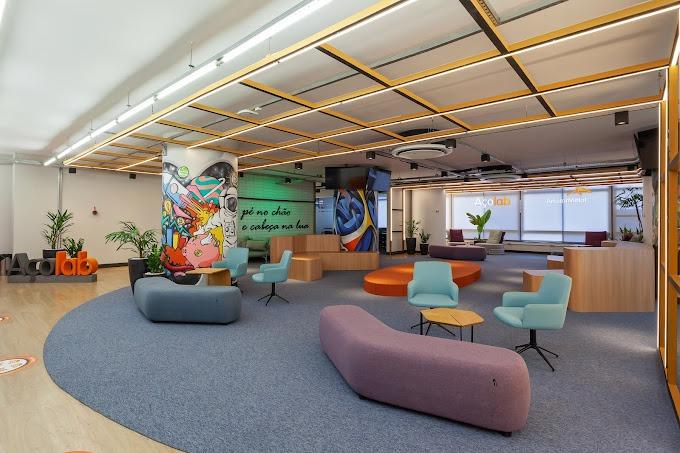 Pessoas reunidas no Açolab